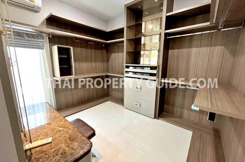 House with Shared Pool in Bangnatrad : Nantawan Bangna Km.7 
